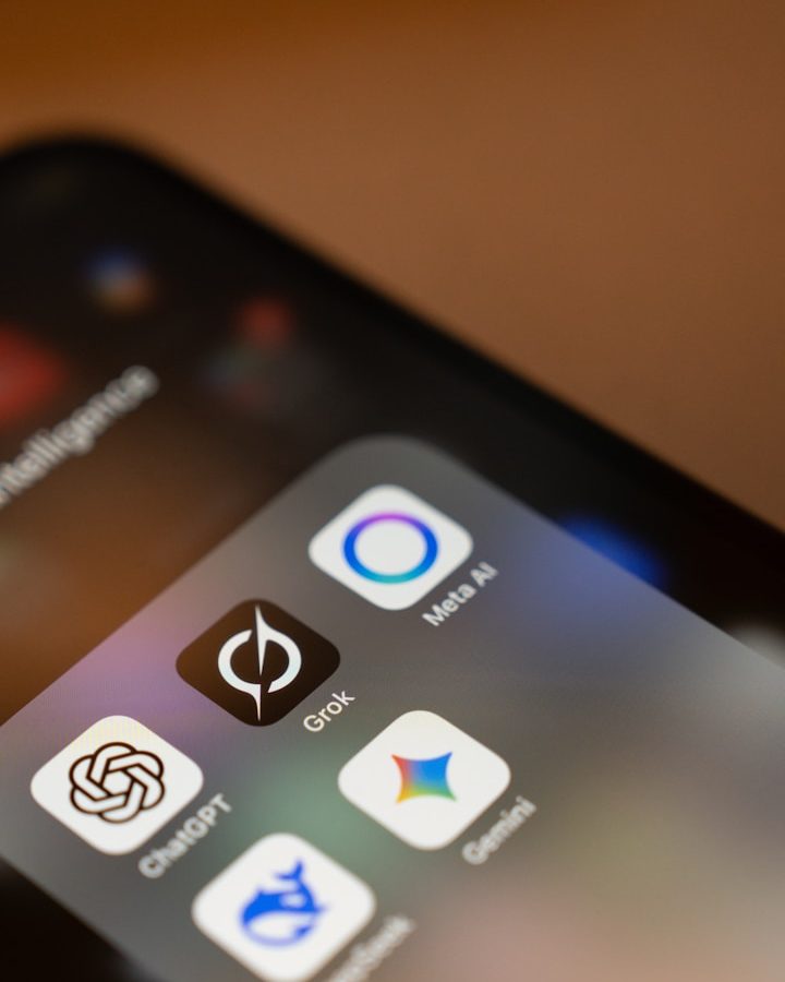 apps Schwarzes Smartphone mit Apps, darunter eine KI-App und eine kreative Software für Namensagentur.