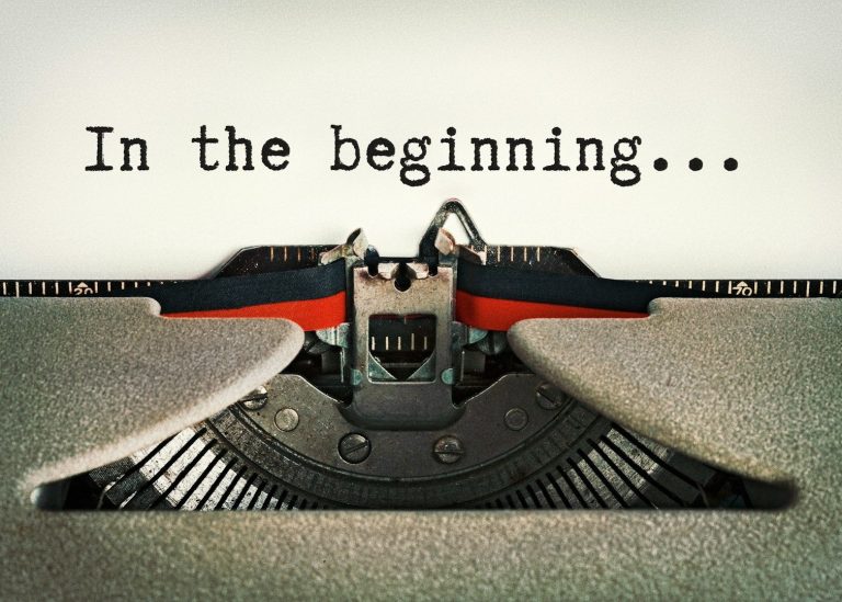 schreibmaschine Schreibmaschine mit dem Text "In the beginning..." auf beschriftetem Papier bei Namensentwicklung.