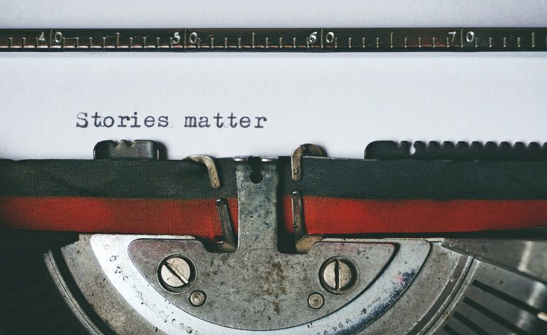 stories matter Schreibmaschine mit der aufliegenden Schrift: "Stories matter" für das Brand Naming.