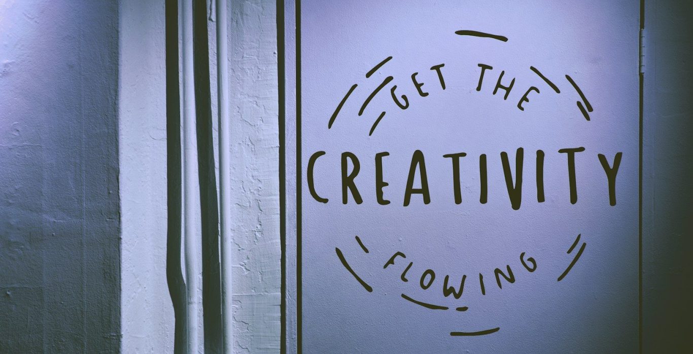 schild "Ein Wandbild mit der Aufschrift 'Kreativität zum Fließen bringen' für Firmennamen finden.