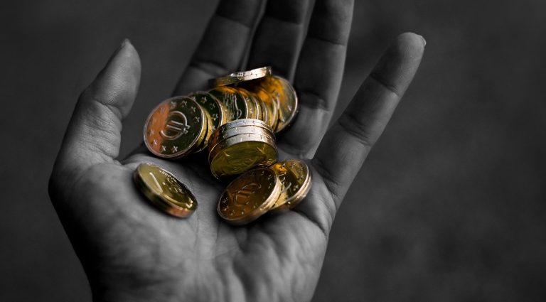 schreibmaschine Bewegte Typenmaschine mit dem Text "Worte haben Macht" im Hintergrund bei einer Namensagentur.