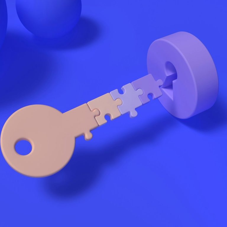 schlüssel Schlüssel aus Puzzlestücken vor einem lila Hintergrund.