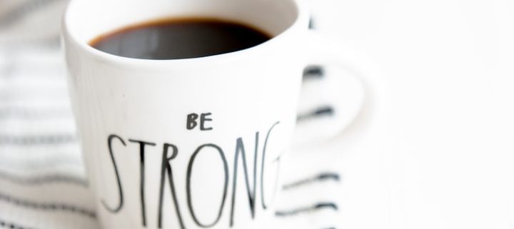 tasse Weiße Tasse mit schwarzem Kaffee und der Aufschrift "Be STRONG" für Firmennamen finden.